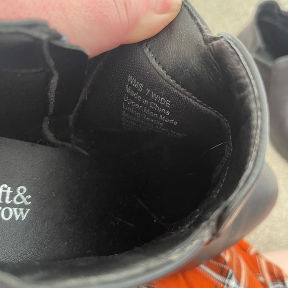 Black Booties (7W) - Picture 4 of 5